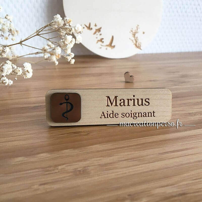 Badge aide soignant en bois personnalisé en bois et or rectangle bords arrondis