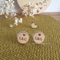 Deux boutons de manchette gravés coeur plus initiales couleur argent et bois
