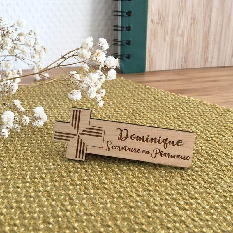 Badge secrétaire en pharmacie personnalisé en bois