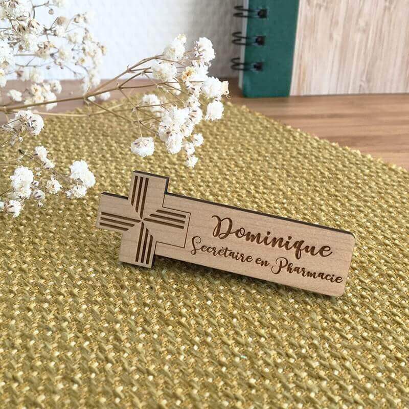 Insigne en bois de secrétaire en pharmacie avec prénom Dominique