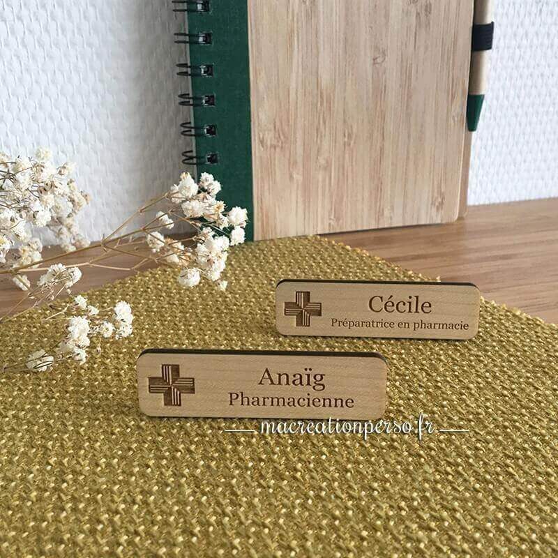 Badge croix de Pharmacie personnalisé en bois