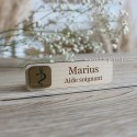 Badge aide soignant avec caducée personnalisable en bois et or 