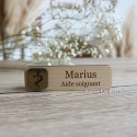 Face avant du Badge aide soignant personnalisé en bois et doré