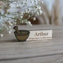 badge personnalisé préparateur en pharmacie bois et or gravé
