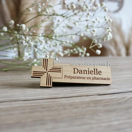 Insigne en bois de secrétaire en pharmacie avec prénom Danièle