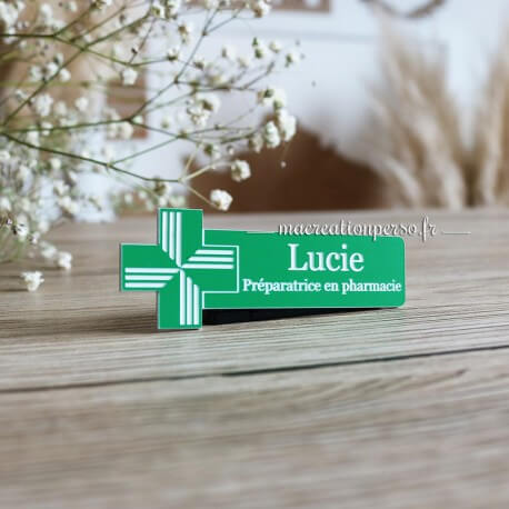 Badge vert Préparatrice en pharmacie gravé prénom Lucie