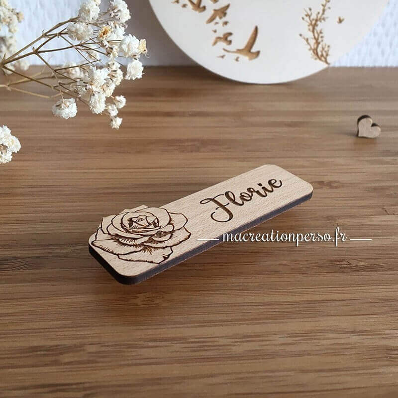 Badge métier fleuriste rose en bois à personnaliser 