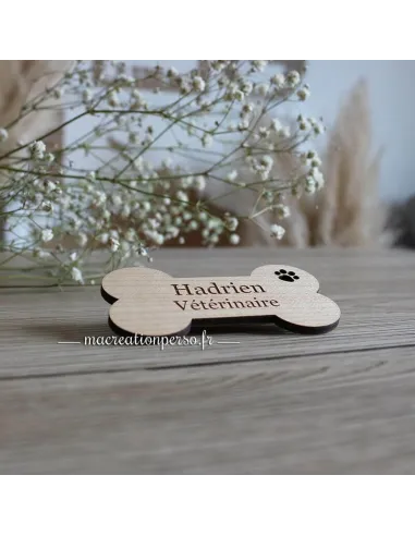 Badge vétérinaire os en bois avec patte de chien
