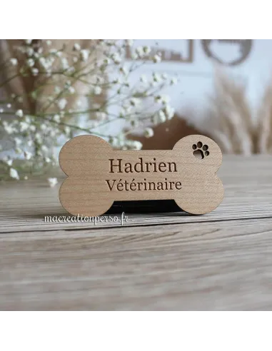 Badge vétérinaire os en bois avec prénom Hadrien