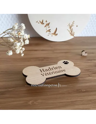 Face avant insigne vétérinaire gravé prénom et fonction en bois