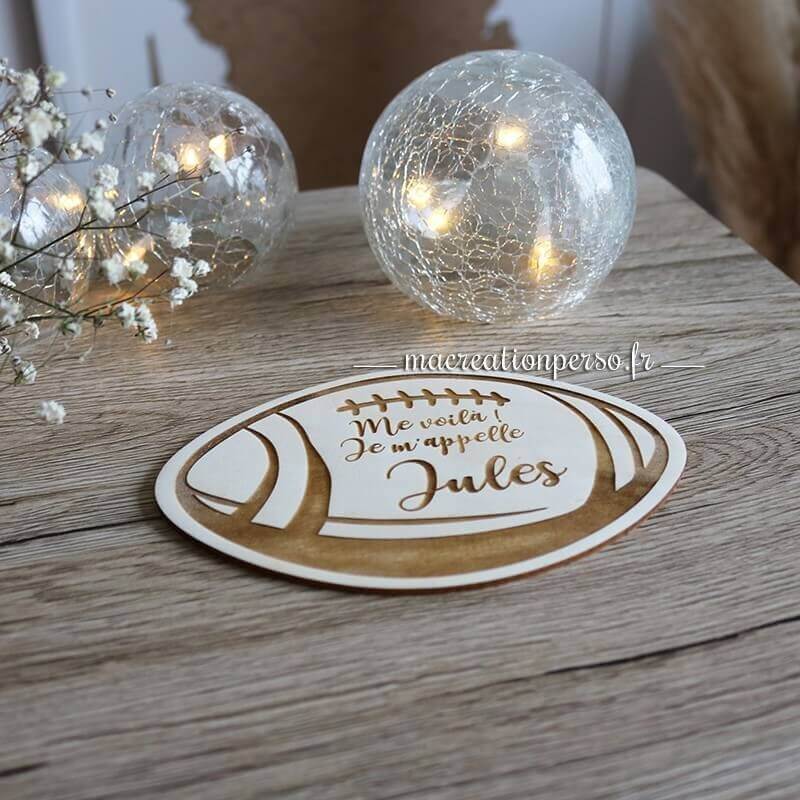 Carte de naissance en bois en forme de ballon de rugby 