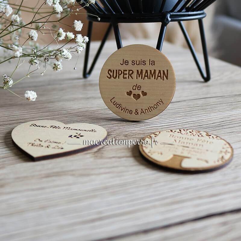 Lot de trois magnets rond et coeur en bois personnalisés