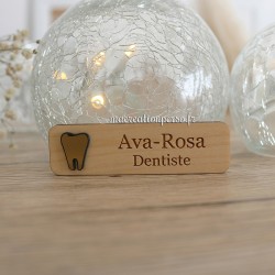 Badge dentiste personnalisé en bois et or - macreationperso