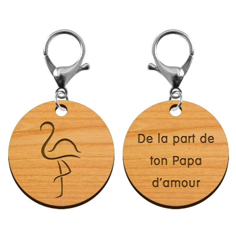 Deux faces recto et verso du porte-clé en bois flamant rose 45 mm avec mousqueton argenté gravé De la part de ton Papa d'amour