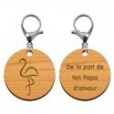 Deux faces recto et verso du porte-clé en bois flamant rose 45 mm avec mousqueton argenté gravé De la part de ton Papa d'amour