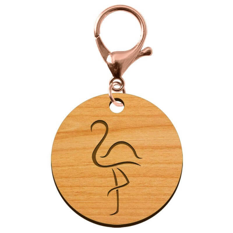 Porte-cléf personnalisé flamant rose rond en bois 45 mm avec un mousqueton de couleur rose métallique