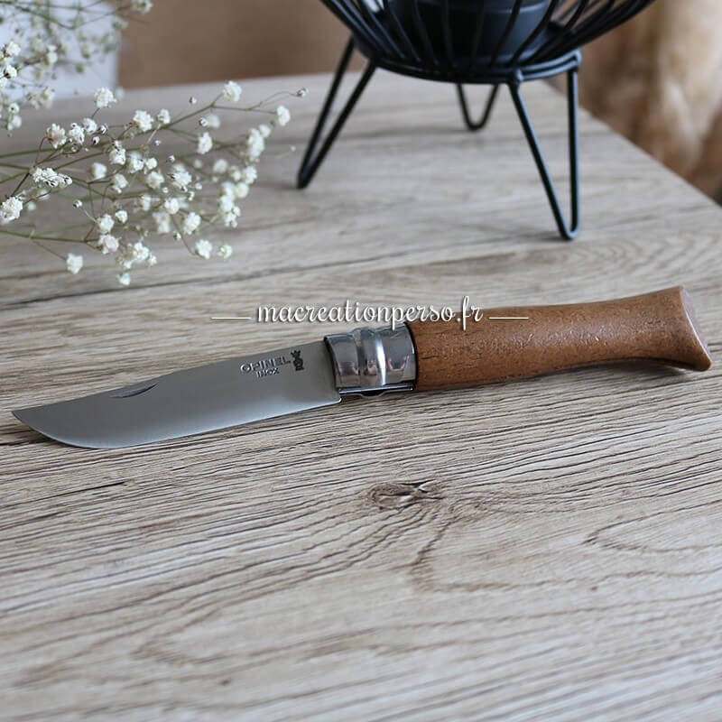 Couteau opinel numéro 9 personnalisé manche en bois de noyer ouvert avec lame en acier inoxydable