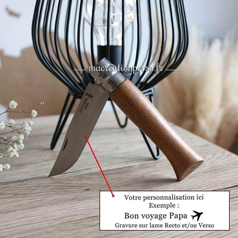 Emplacement de la gravure personnalisée sur la lame du couteau Opinel numéro neuf avec manche en noyer