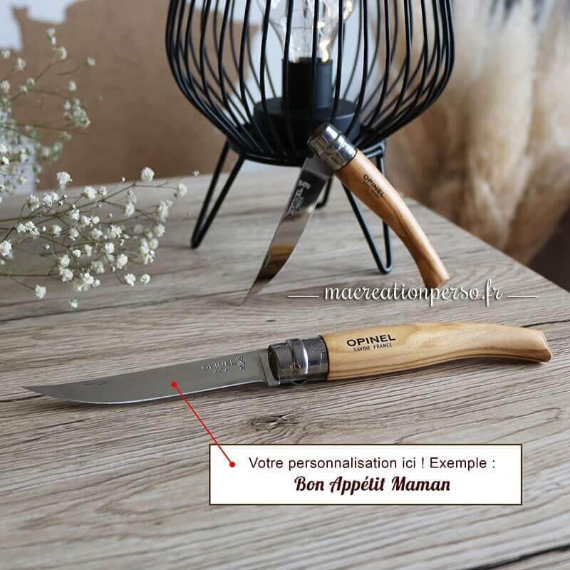 Deux couteaux OPINEL avec manche en bois d'olivier avec texte d'exemple