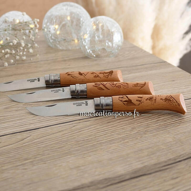 Trois couteaux Opinel ouverts avec manches gravés