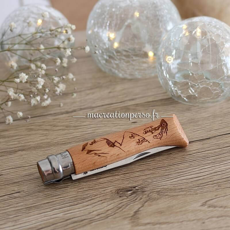 Couteau opinel fermé avec manche gravé sur le thème rando