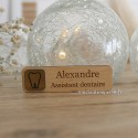 Badge métier dentiste en bois gravé et personnalisé
