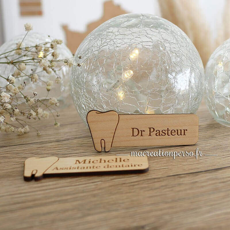 Badge assistante dentaire personnalisé en bois