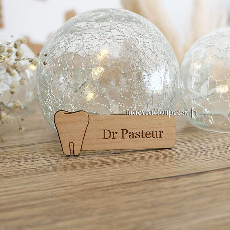 Badge assistante dentaire personnalisé en bois