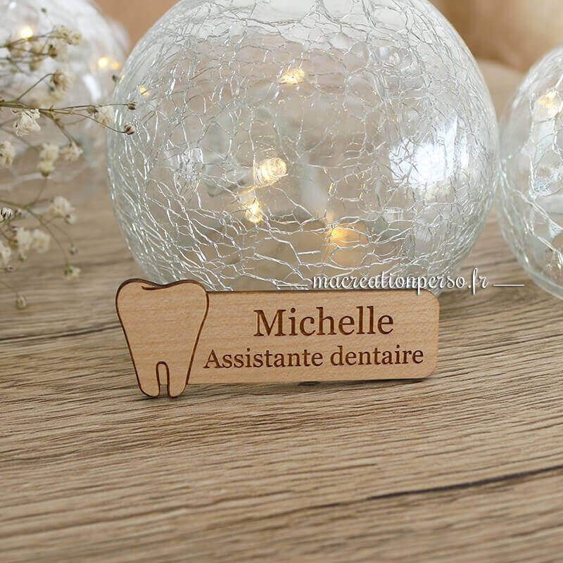 Badge assistante dentaire personnalisé en bois