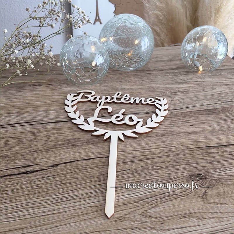 Cake Topper Baptême Léo en bois clair avec pique