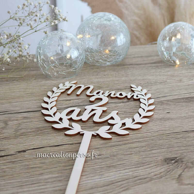 Cake topper en bois clair avec demi cercle en feuille de laurier