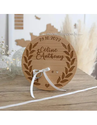 Porte alliances en bois vernis avec rubans de soie blanc