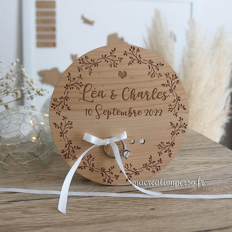 Porte alliances en bois vernis avec rubans blanc