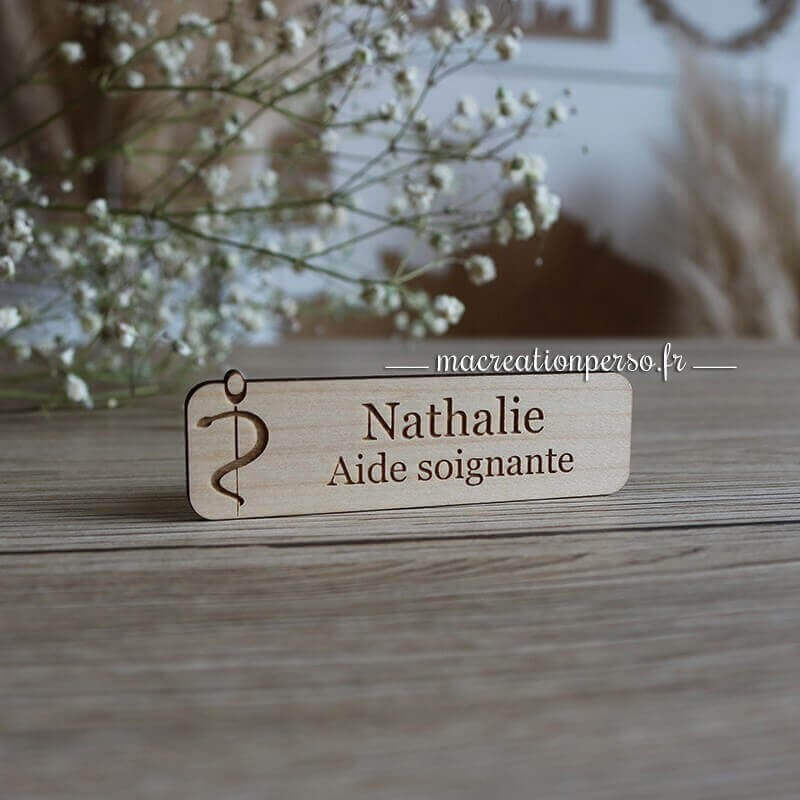 Badge Aide Soignante magnétique en bois