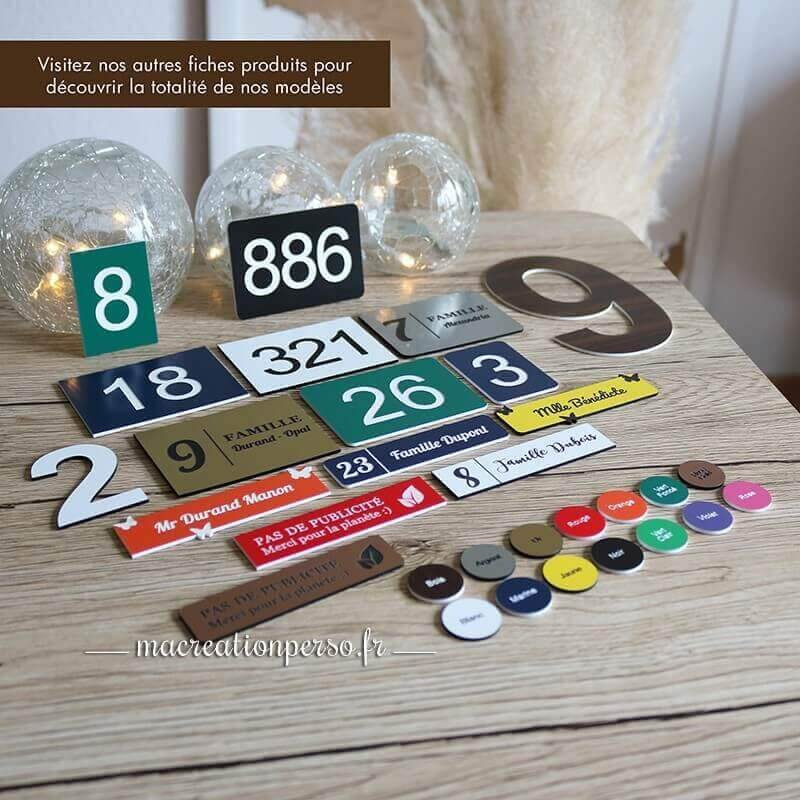 Modèles disponibles avec tailles et formes différentes de plaque gravée