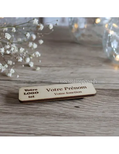 Badge en bois avec exemple de texte vue de haut