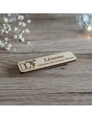 Badge en bois avec logo vue de haut