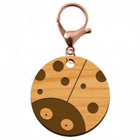 Porte-cléf personnalisé rond en bois coccinelle 45 mm avec un mousqueton de couleur rose métallique