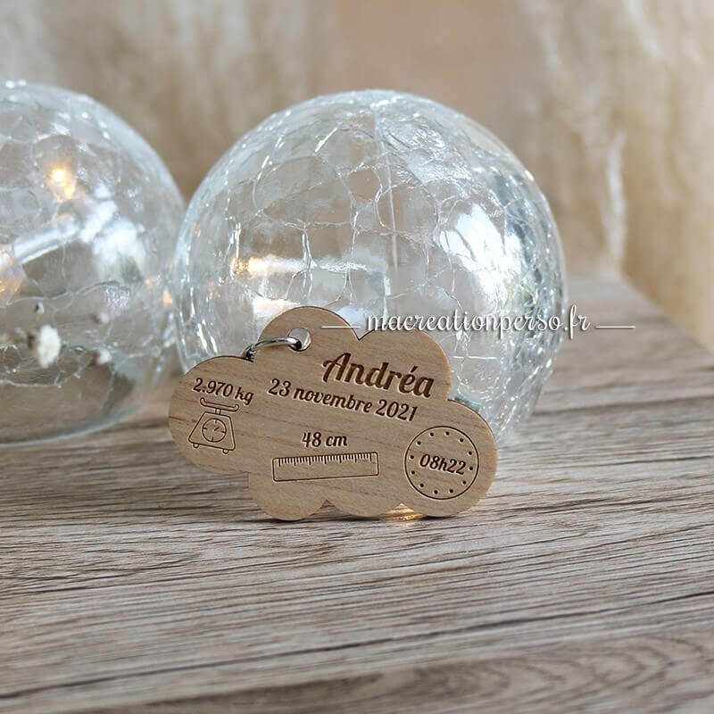 Porte-clé en forme de nuage avec informations de naissance