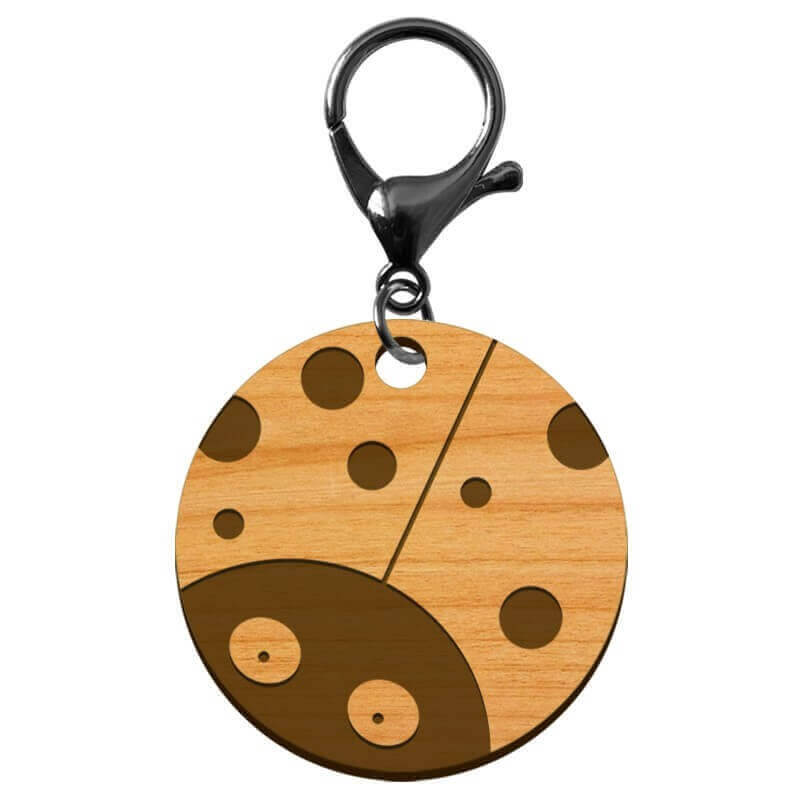 Porte clés en bois motif coccinelle personnalisable mousqueton noir