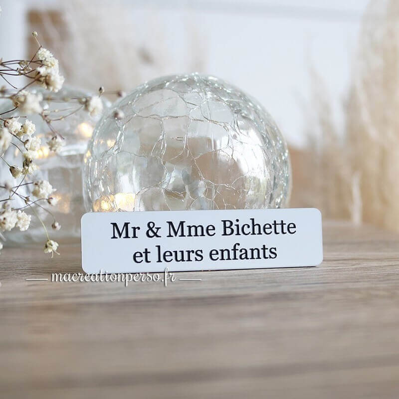 Plaque gravées blanche avec écriture noire sur 2 lignes