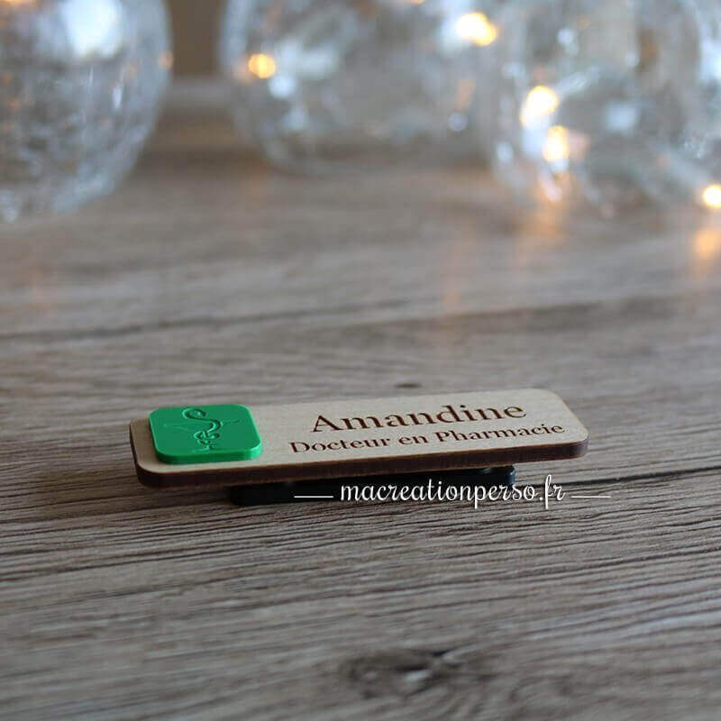 Vue en contre bas du badge de pharmacie personnalisé