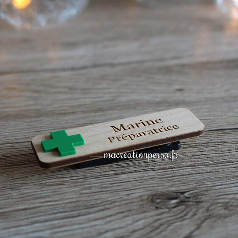 Vue de haut du badge personnalisé en bois avec sa croix verte