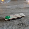 Vue de haut du badge personnalisé en bois avec sa croix verte