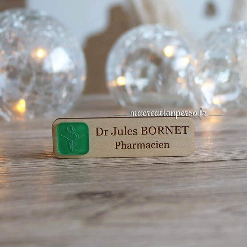 Badge pour Pharmacien personnalisé avec Prénom, Fonction et pictogramme coupe d'Hygie
