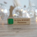 Badge personnalisé en bois avec une coupe d'hygie gravée