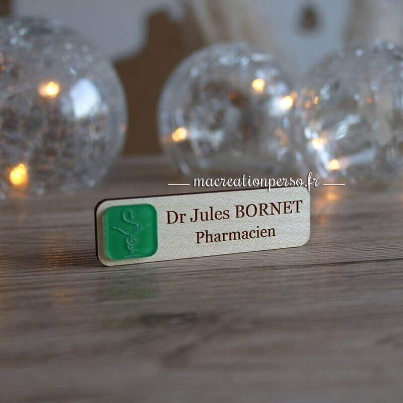 Badge personnalisé avec Prénom et fonction gravée : Dr Jule BORNET Pharmacien