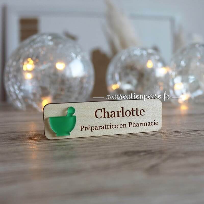 Badge personnalisé avec Pilon vert et gravure sur bois