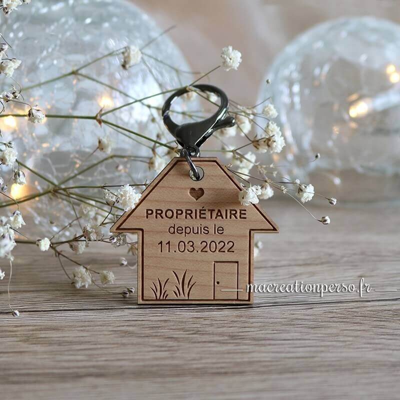 Porte-clés en forme de maison en bois personnalisé mousqueton noir