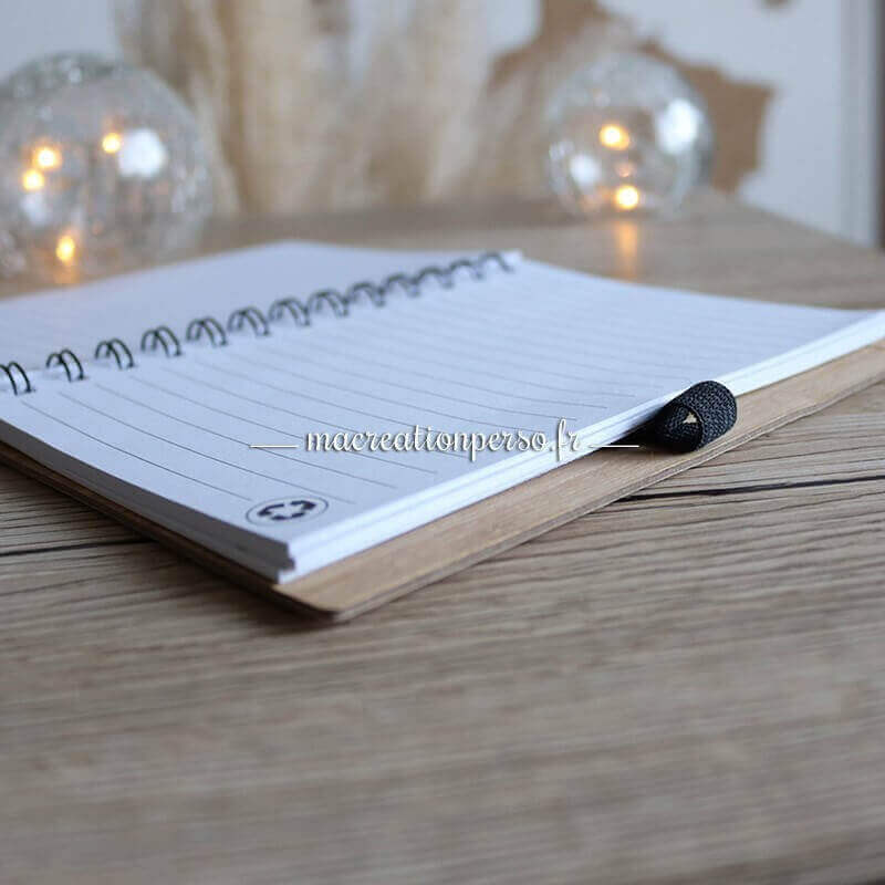 Intérieur du carnet en bambou avec pages blanche à lignes noires